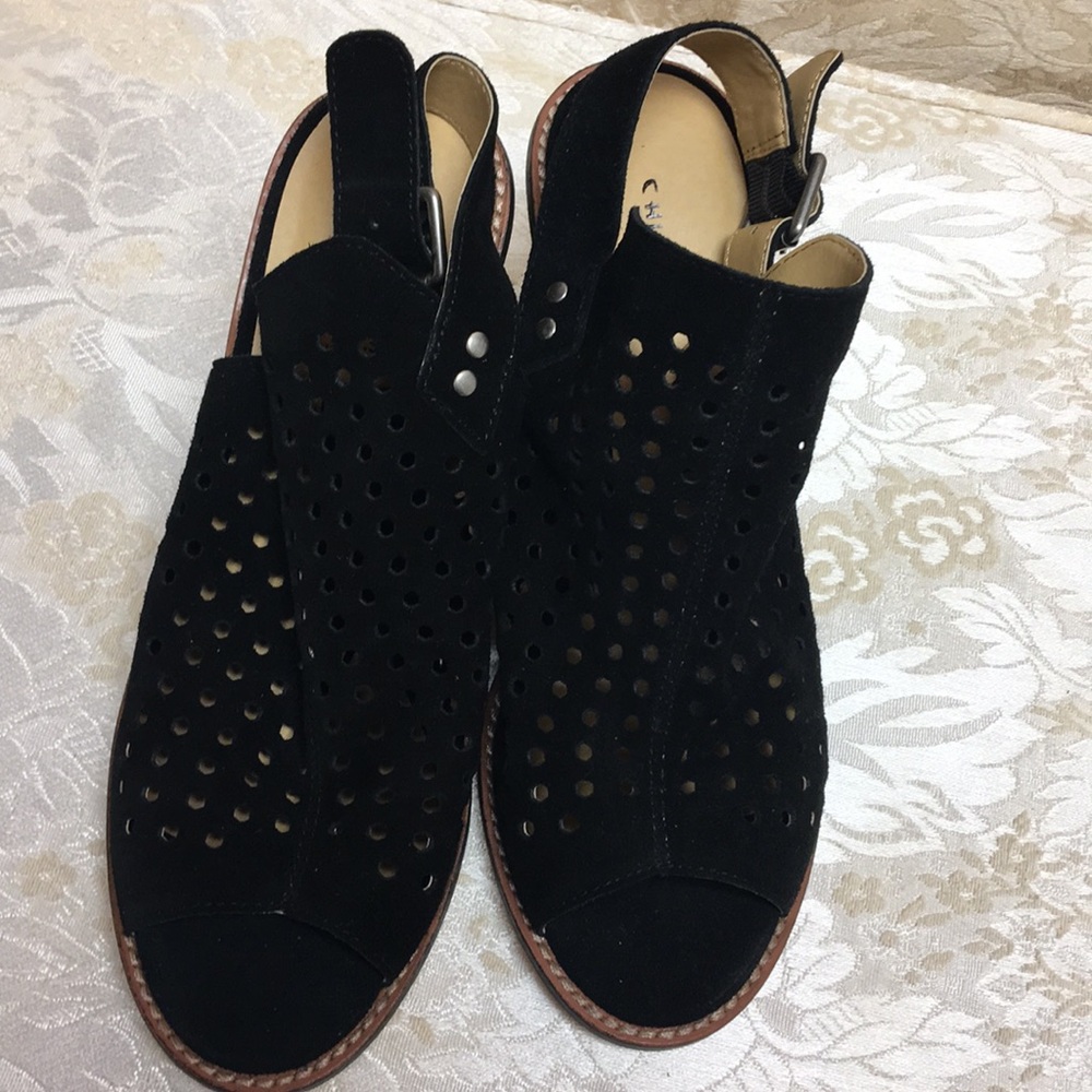 Sandel by Chinese laundry black suede 7M
